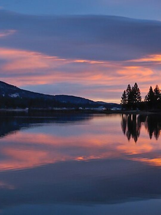 Sunrise_and_Lake_Reflections_at_Big_Bear_Lake,_California